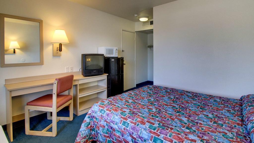 Motel 6 Des Moines South - Airport Exterior foto